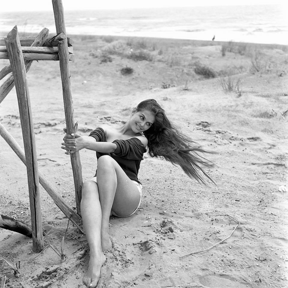 Claudia Cardinale in spiaggia