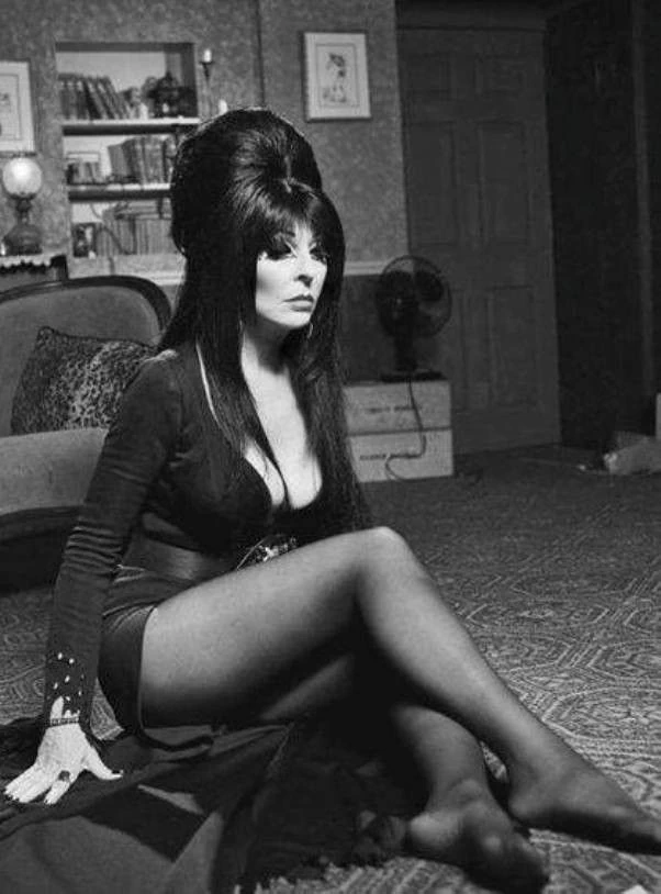 Elvira in collant neri